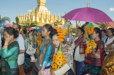 İnsanlar Pha ki Luang Festivali'nde yapılan bir törenle