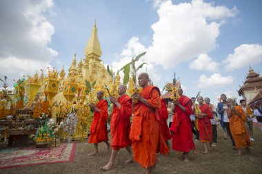 İnsanlar Pha ki Luang Festivali'nde yapılan bir törenle