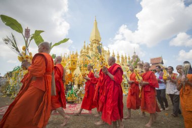 İnsanlar Pha ki Luang Festivali'nde yapılan bir törenle