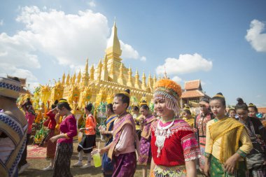  İnsanlara Pha o Luang Festivali 