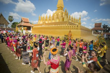  İnsanlara Pha o Luang Festivali 