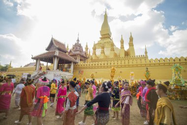  İnsanlara Pha o Luang Festivali 