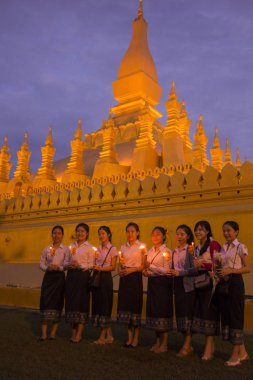 İnsanlar Pha ki Luang Festivali'nde yapılan bir törenle