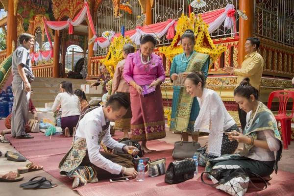 Mensen bij een ceremonie in de tempel Wat Si Muang — Stockfoto