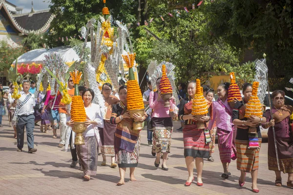 Mensen bij een ceremonie in de tempel Wat Si Muang — Stockfoto