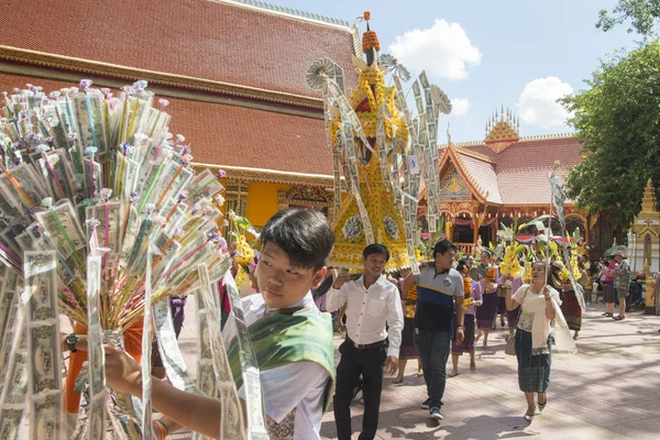 Menschen bei einer Zeremonie im wat si muang Tempel — Stockfoto