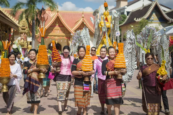 Gente en una ceremonia en el Templo Wat Si Muang —  Fotos de Stock