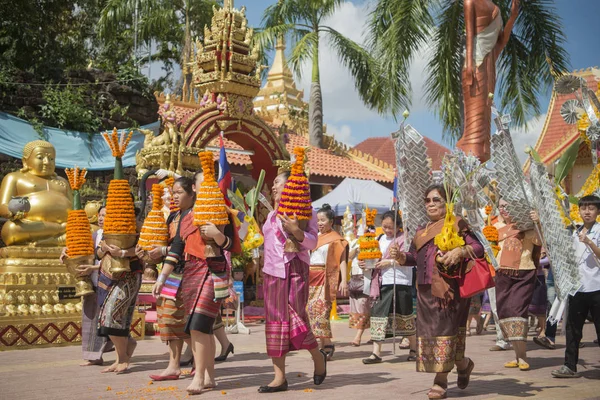 Castillo de cera en una ceremonia en el templo de Wat Si Muang —  Fotos de Stock