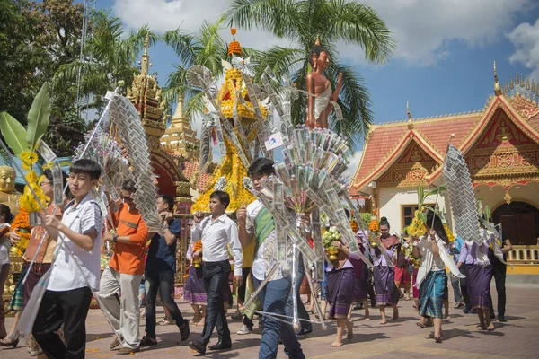 Vosk hrad při obřadu v chrámu Wat Si Muang — Stock fotografie