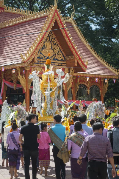 ผู้คนในพิธีที่วัดศรีเมือง — ภาพถ่ายสต็อก