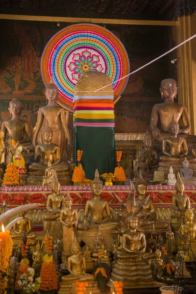 Personer vid en ceremoni på Wat Si Muang templet — Stockfoto