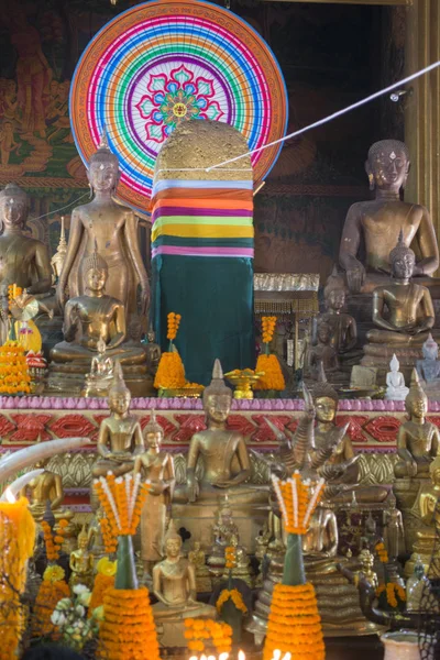 Personer vid en ceremoni på Wat Si Muang templet — Stockfoto