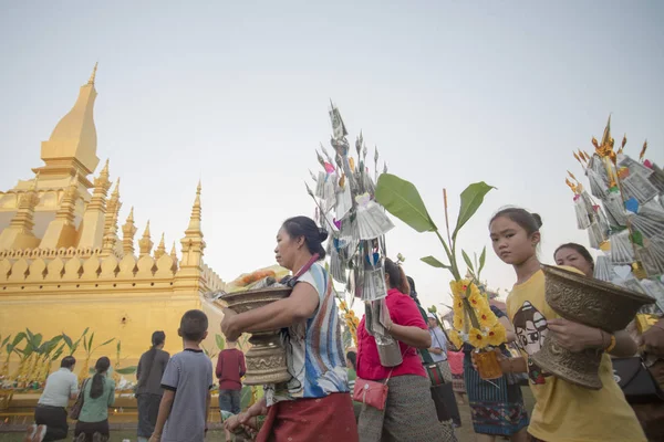 Gente en una ceremonia en el Festival Pha That Luang — Foto de Stock