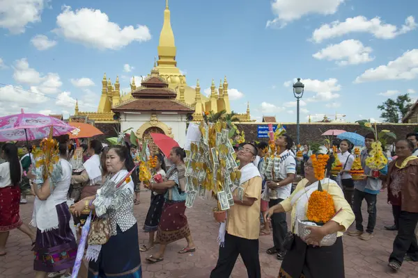 Gente en una ceremonia en el Festival Pha That Luang — Foto de Stock