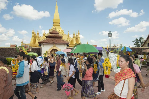 Gente en una ceremonia en el Festival Pha That Luang —  Fotos de Stock