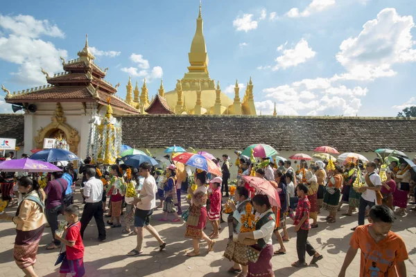 Personer vid en ceremoni på festivalen Pha att Luang — Stockfoto