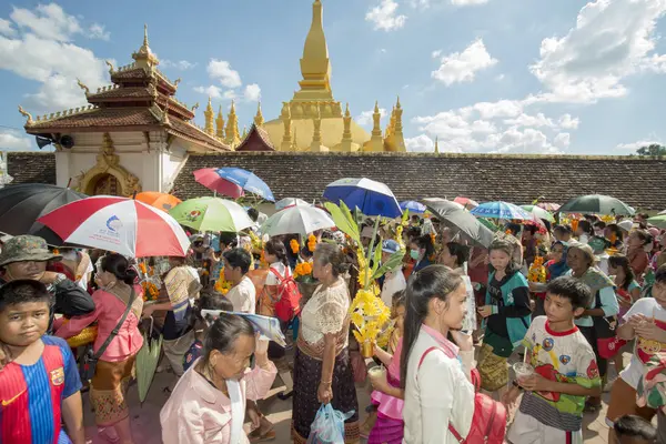 Gente en una ceremonia en el Festival Pha That Luang —  Fotos de Stock
