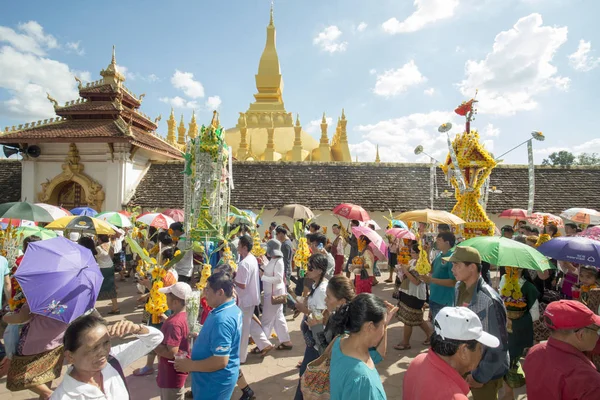 Lidé na ceremoniálu na festivalu Luang Pha že — Stock fotografie