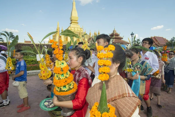 İnsanlar Pha ki Luang Festivali'nde yapılan bir törenle