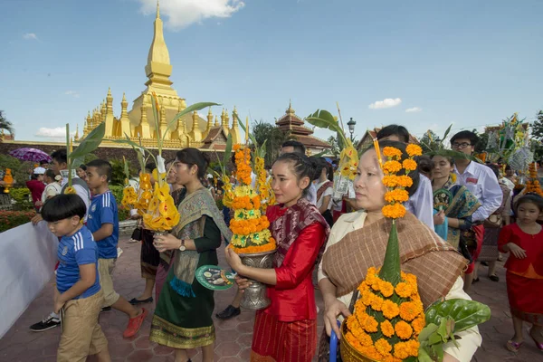 Gente en una ceremonia en el Festival Pha That Luang —  Fotos de Stock