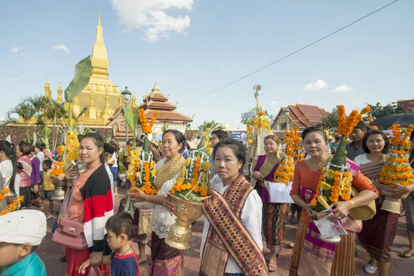 Gente en una ceremonia en el Festival Pha That Luang —  Fotos de Stock