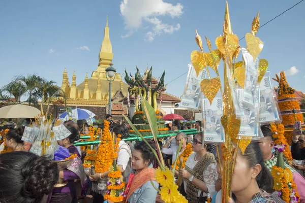 Gente en una ceremonia en el Festival Pha That Luang —  Fotos de Stock