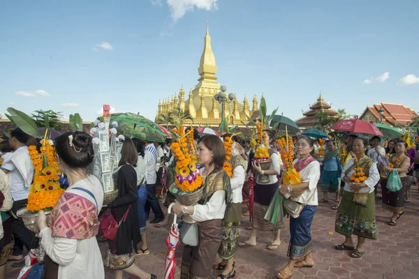 Gente en una ceremonia en el Festival Pha That Luang —  Fotos de Stock