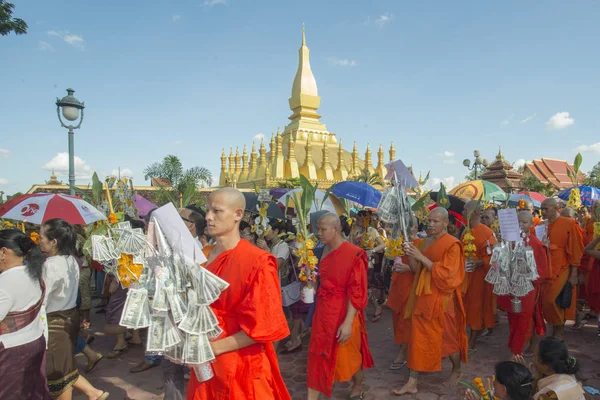 Lidé na ceremoniálu na festivalu Luang Pha že — Stock fotografie