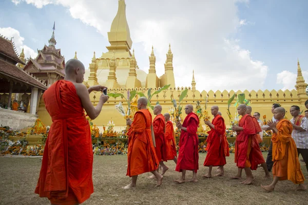 Lidé na ceremoniálu na festivalu Luang Pha že — Stock fotografie