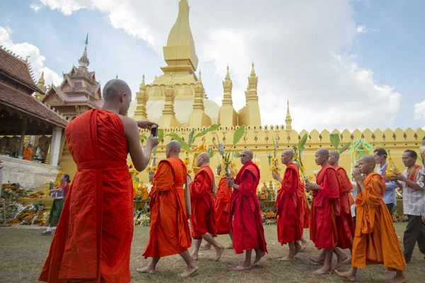 Lidé na ceremoniálu na festivalu Luang Pha že — Stock fotografie