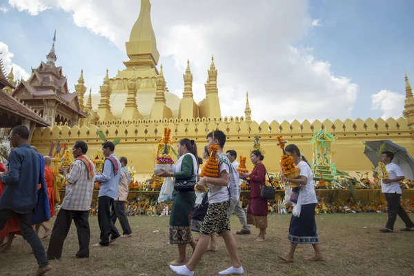 İnsanlar Pha ki Luang Festivali'nde yapılan bir törenle