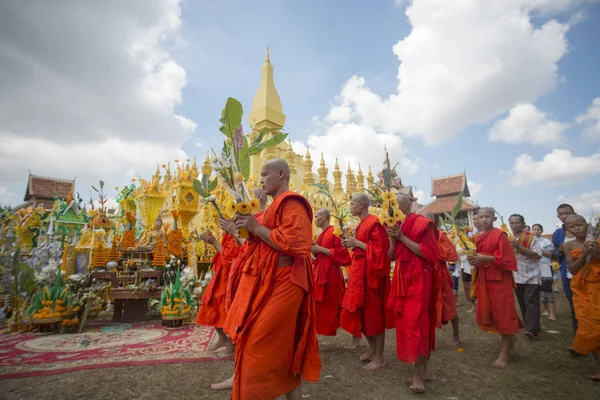 Personer vid en ceremoni på festivalen Pha att Luang — Stockfoto