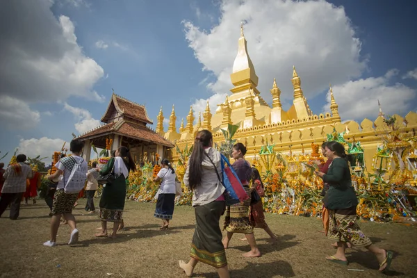 Gente en una ceremonia en el Festival Pha That Luang —  Fotos de Stock