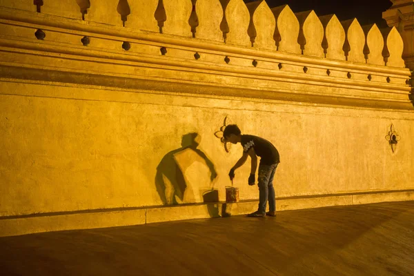 Um pintor está pintando o Stupa — Fotografia de Stock