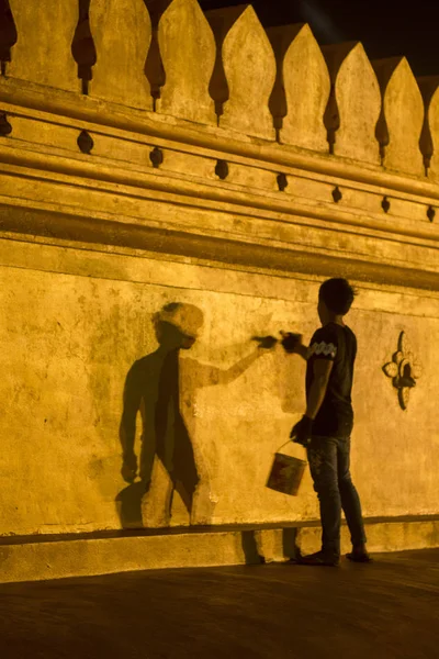 Um pintor está pintando o Stupa — Fotografia de Stock