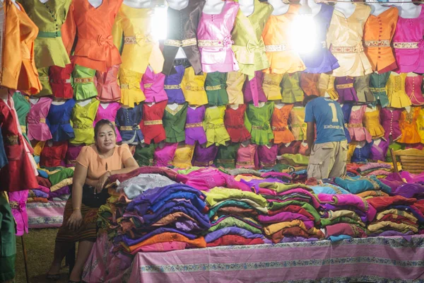 Una tienda de ropa en el mercado — Foto de Stock