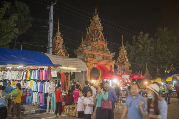 Winkels op een Temple Gate op de markt — Stockfoto