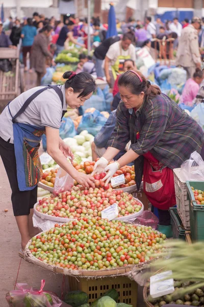Люди на рынке Таалат-Сан — стоковое фото