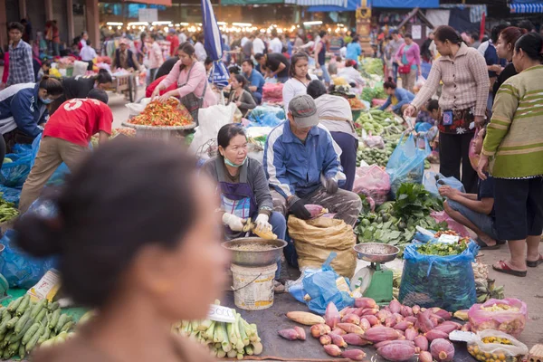 Mensen op de Taalat Sao-markt — Stockfoto