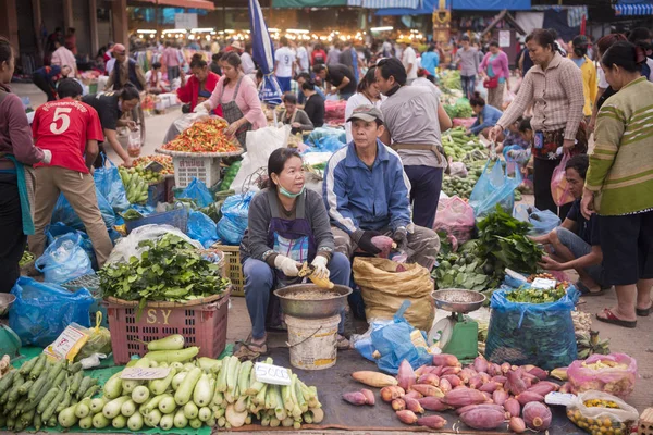 Gente en el mercado de Taalat Sao — Foto de Stock