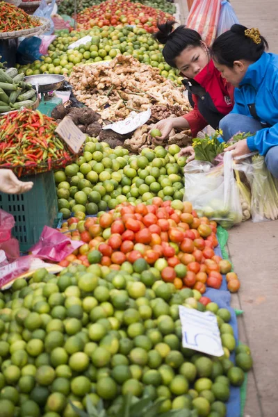 Gente en el mercado de Taalat Sao — Foto de Stock