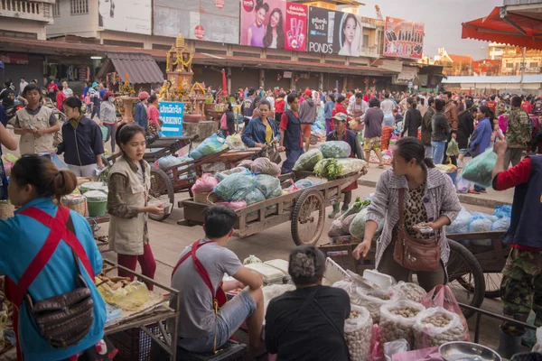 Gente en el mercado de Taalat Sao — Foto de Stock