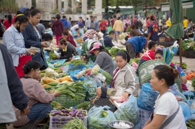 insanlar Taalat Sao Market