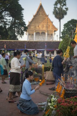İnsanlara Pha o Luang Festivali