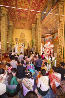 İnsanlar Wat Si Muang Tapınağı'nda yapılan bir törenle