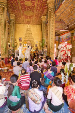İnsanlar Wat Si Muang Tapınağı'nda yapılan bir törenle