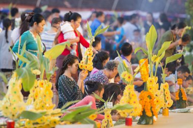 İnsanlara Pha o Luang Festivali