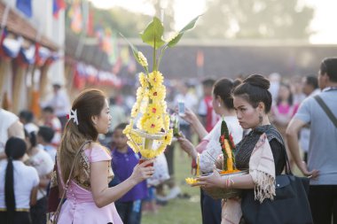 İnsanlara Pha o Luang Festivali