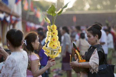İnsanlara Pha o Luang Festivali