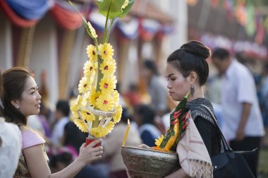 İnsanlara Pha o Luang Festivali